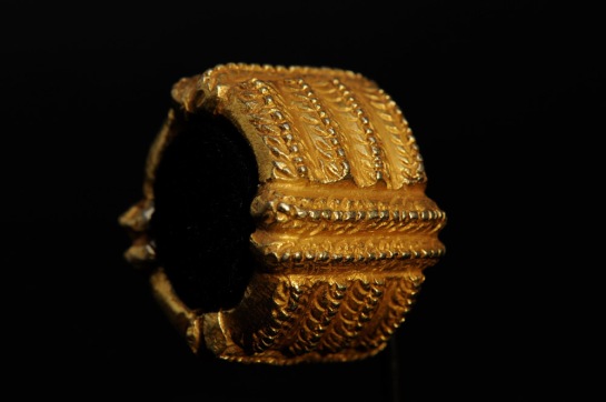 Gold band ring with woven desin