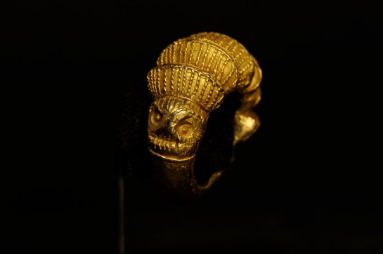 Heads with hair details gold ring