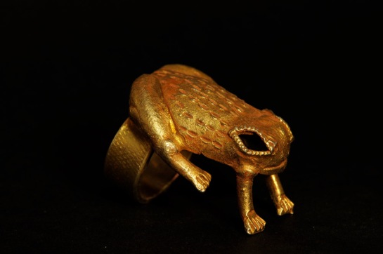 Toad design gold ring